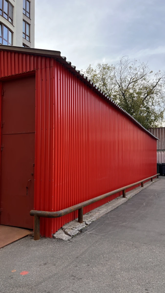 Абсолютно красное здание театра