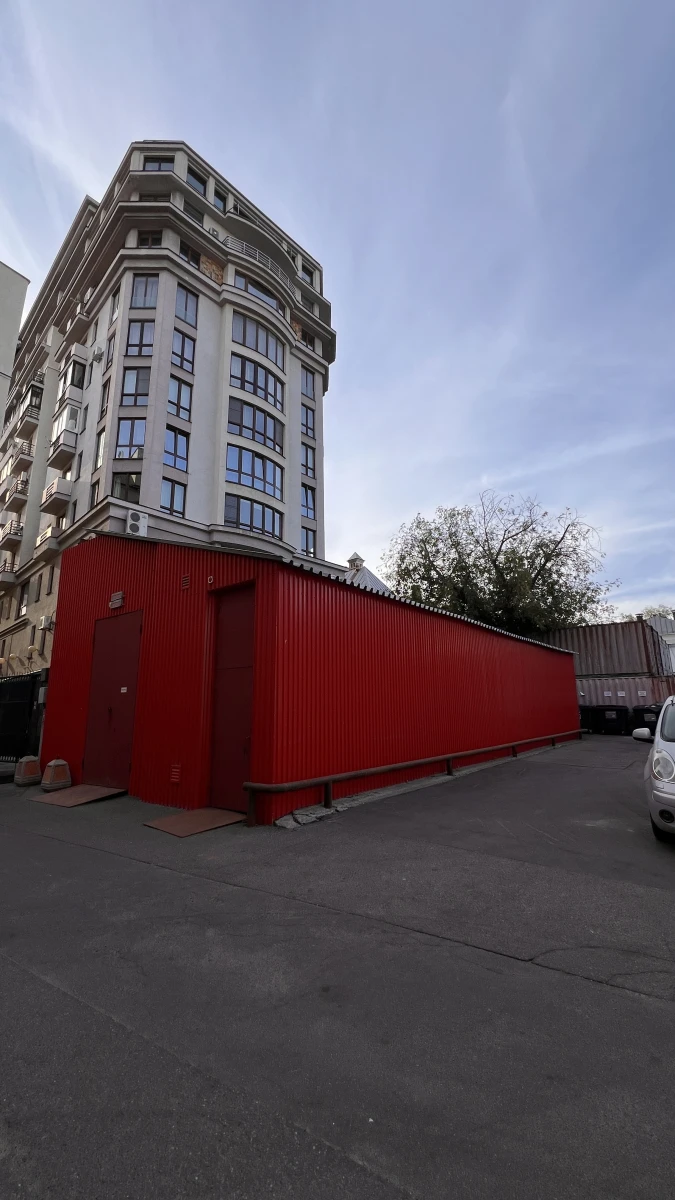 Абсолютно красное здание театра