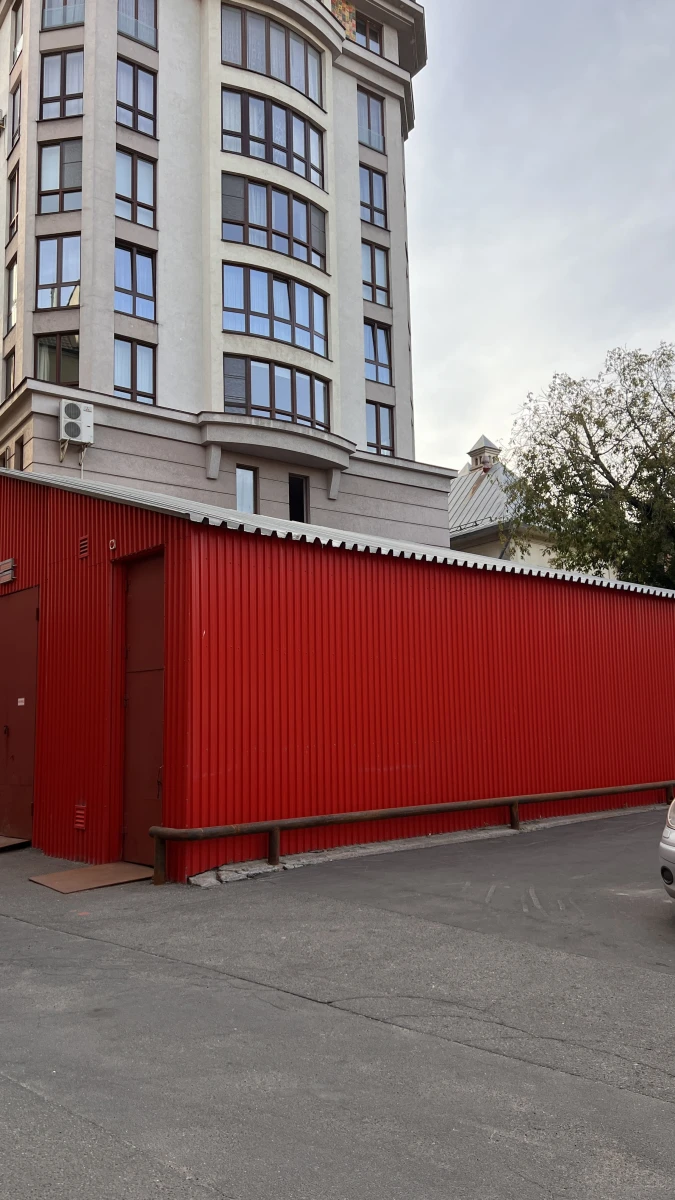 Абсолютно красное здание театра