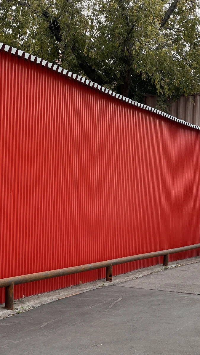 Абсолютно красное здание театра