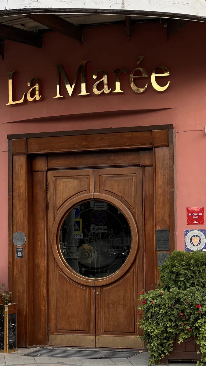 Шикарная деревянная дверь ресторана с круглым окном