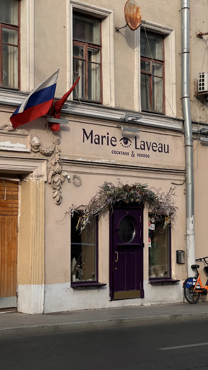 Необычная фиолетовая дверь с круглым окном