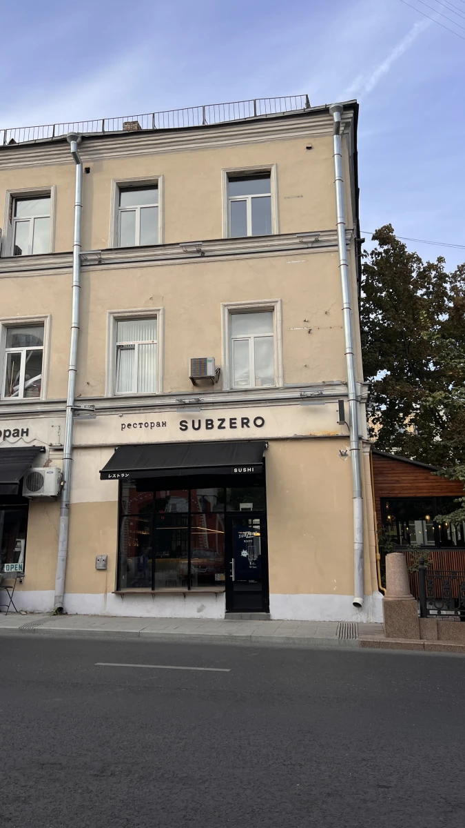 Фасад ресторана с черной стеклянной входной группой