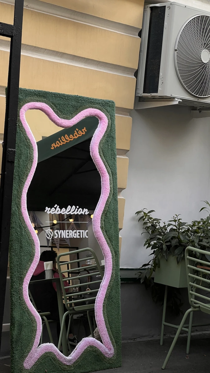 Зеркало на веранде кафе