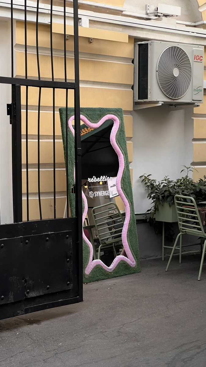 Зеркало на веранде кафе