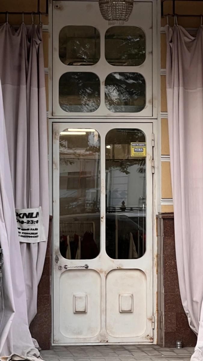 Необычная входная группа со шторами и люстрой