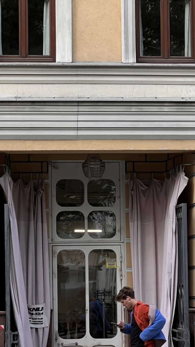 Необычная входная группа со шторами и люстрой