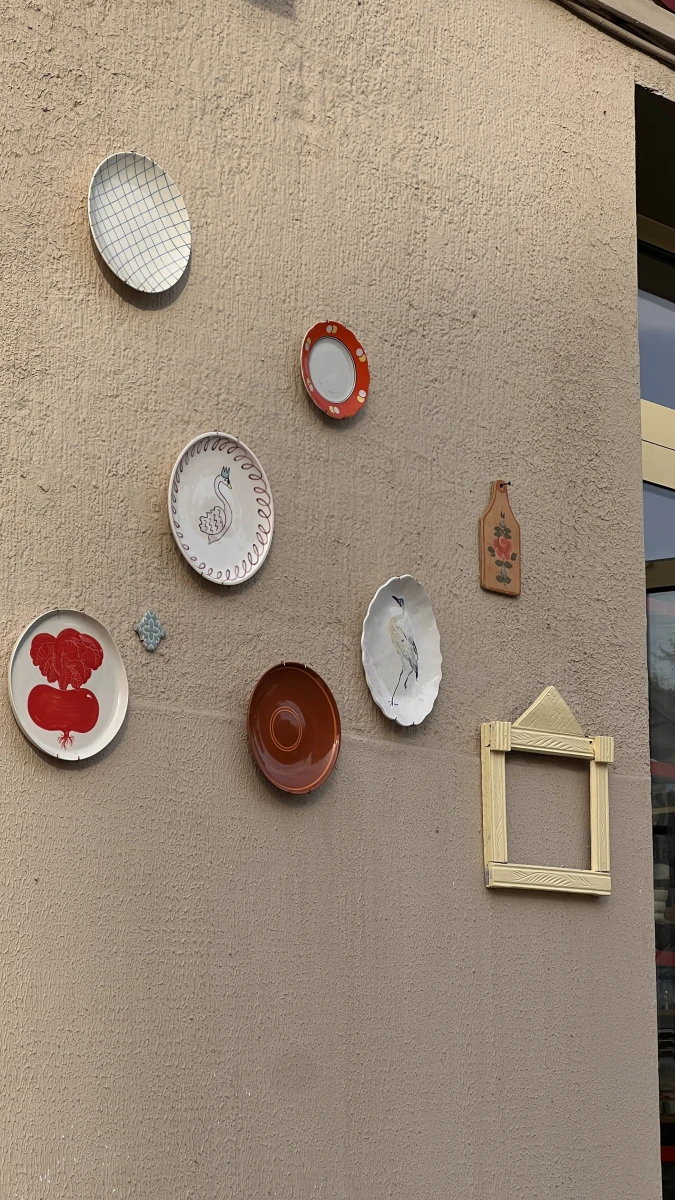 Веранда с полосатыми стульями и тарелками на стене