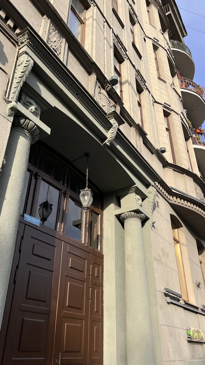 Красивая деревянная дверь с фонарем