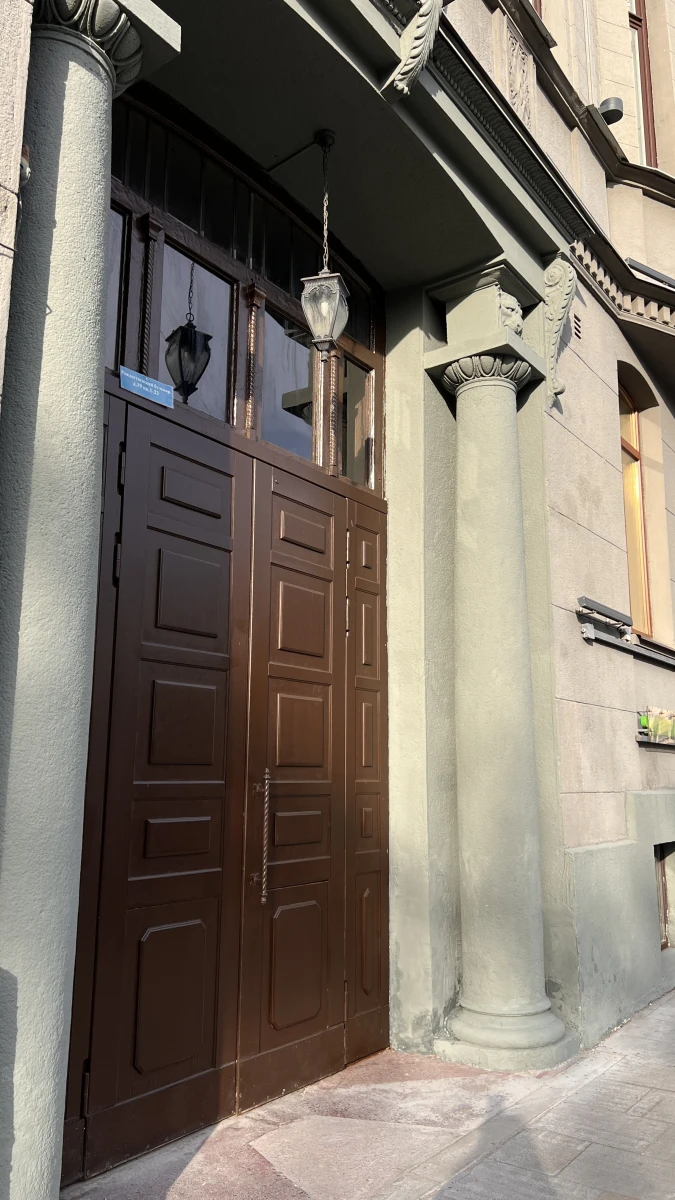 Красивая деревянная дверь с фонарем