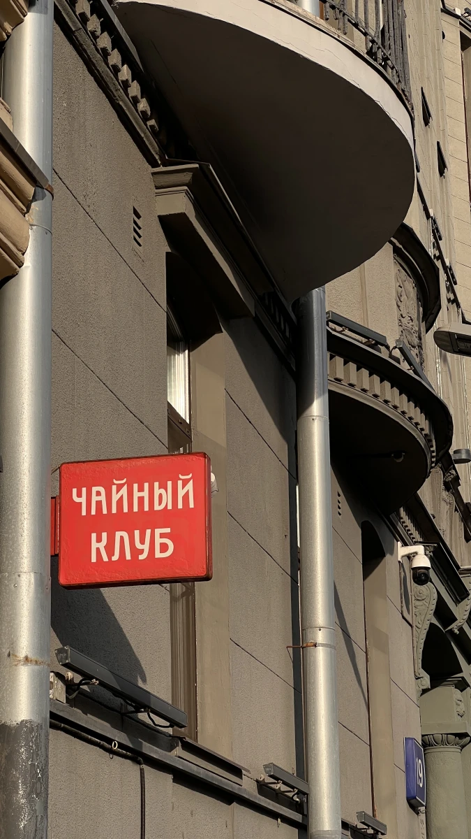 Красивая деревянная дверь с фонарем