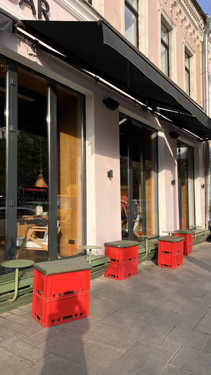 Веранда ресторана с необычными сиденьями