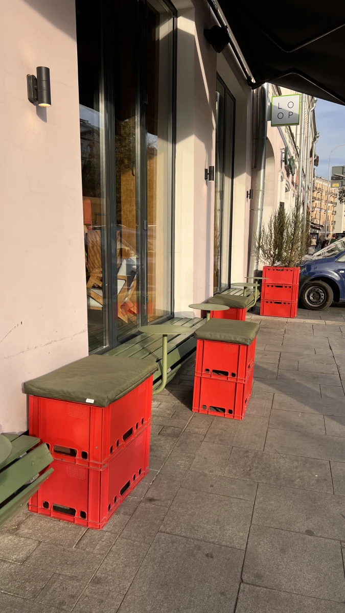 Веранда ресторана с необычными сиденьями