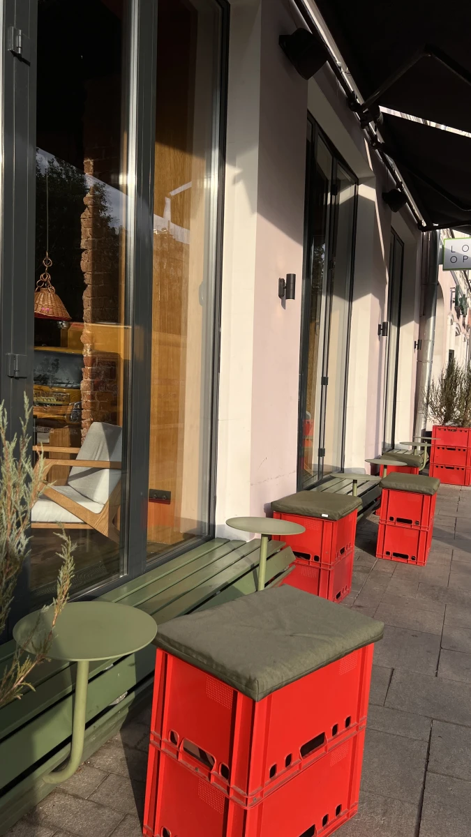 Веранда ресторана с необычными сиденьями