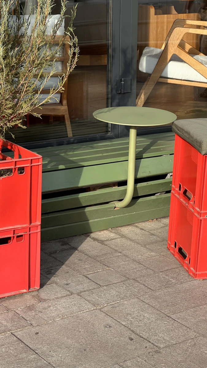 Веранда ресторана с необычными сиденьями