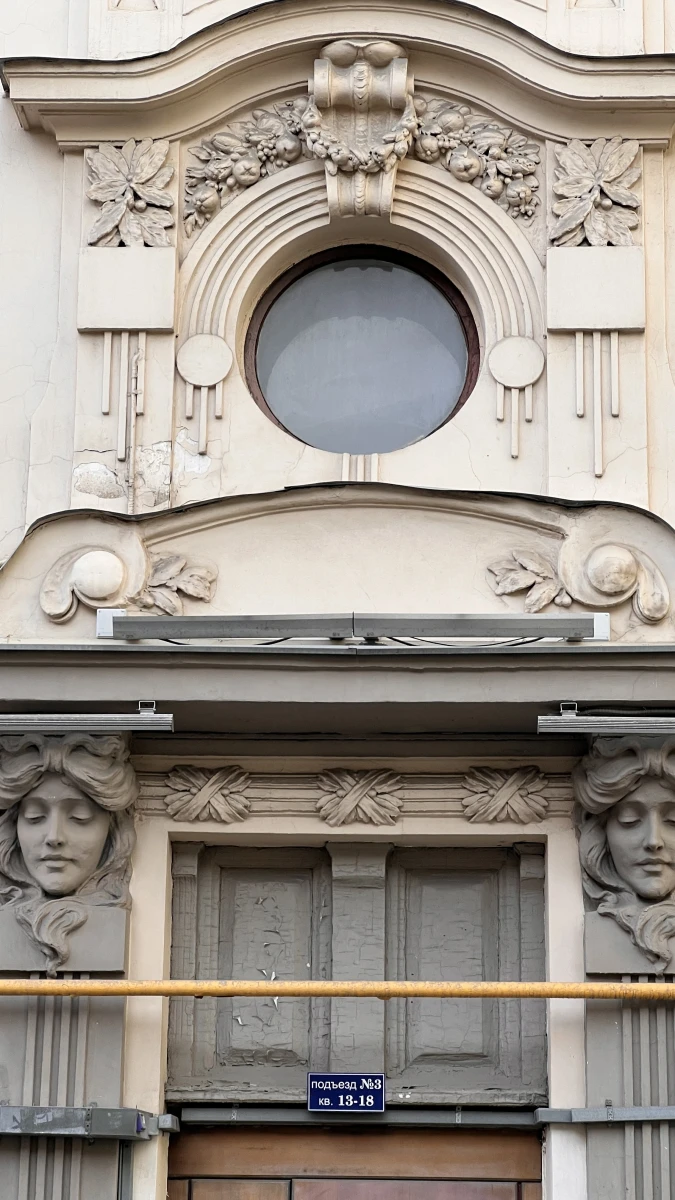 Старинная деревянная дверь подъезда