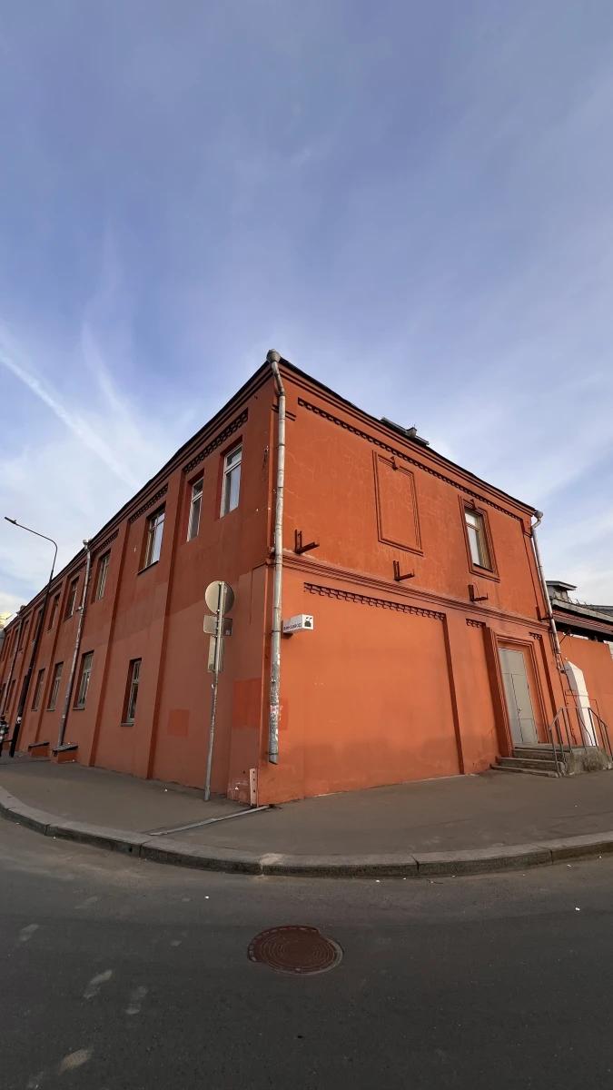 Яркое оранжевое строение с гладкими стенами