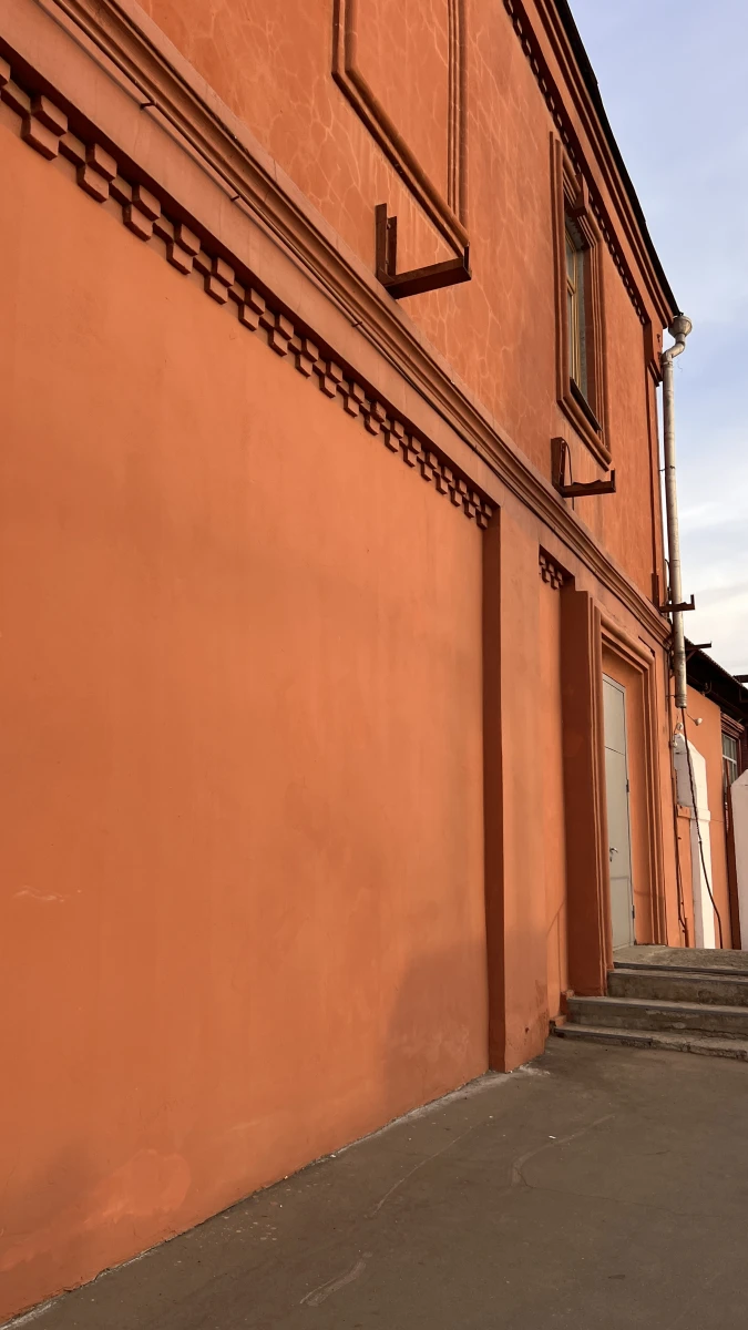 Яркое оранжевое строение с гладкими стенами