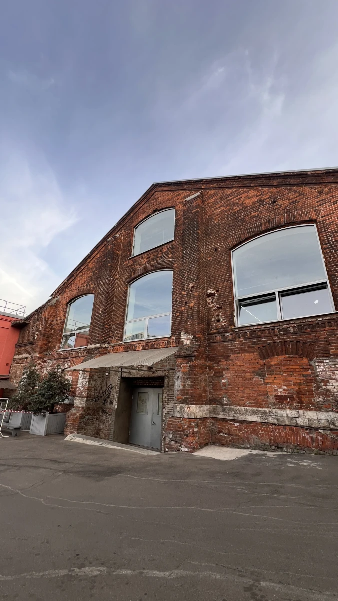 Старинное кирпичное строение на винзавод