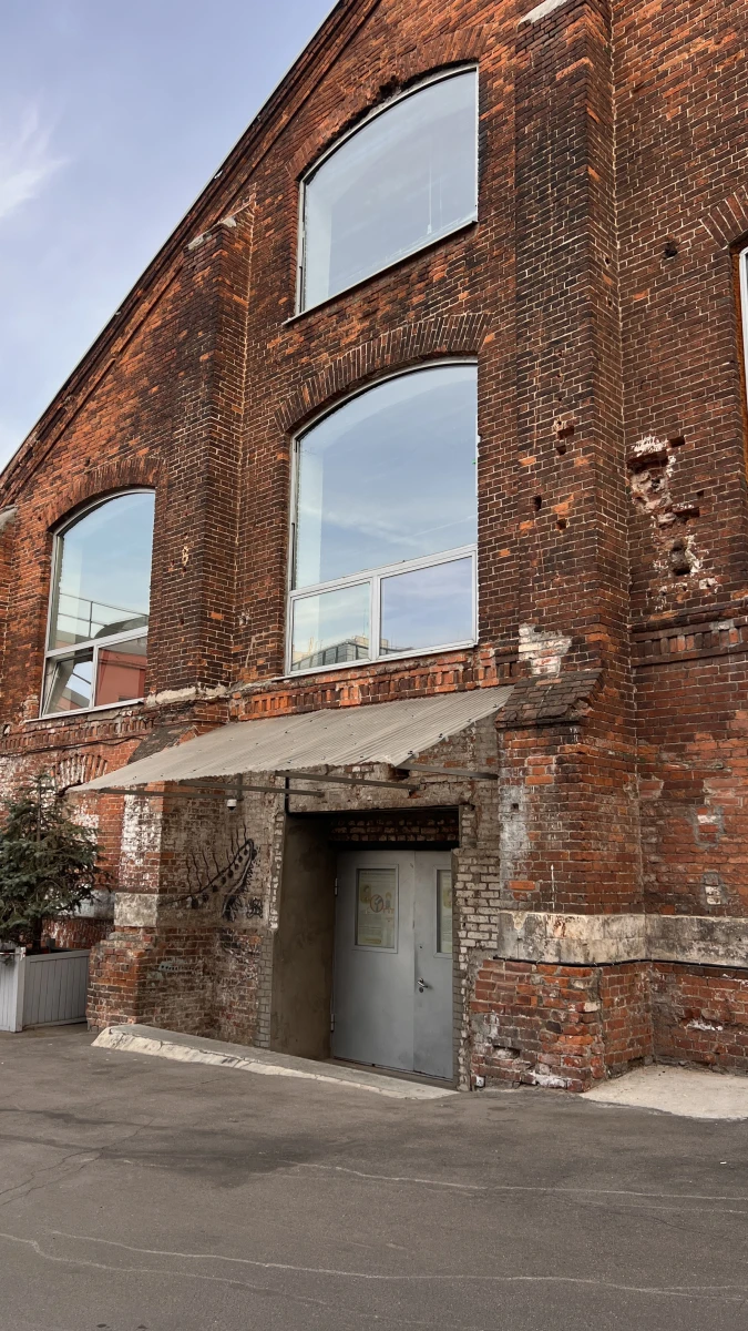 Старинное кирпичное строение на винзавод