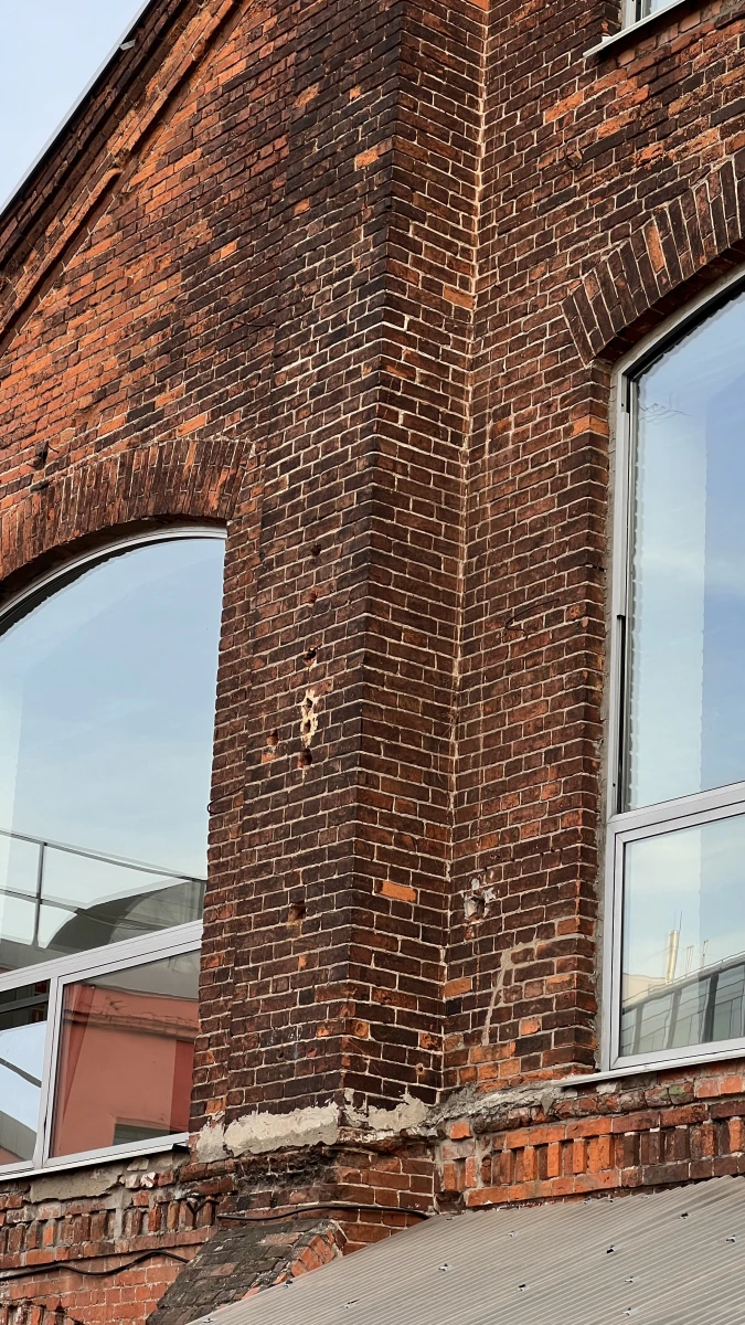 Старинное кирпичное строение на винзавод