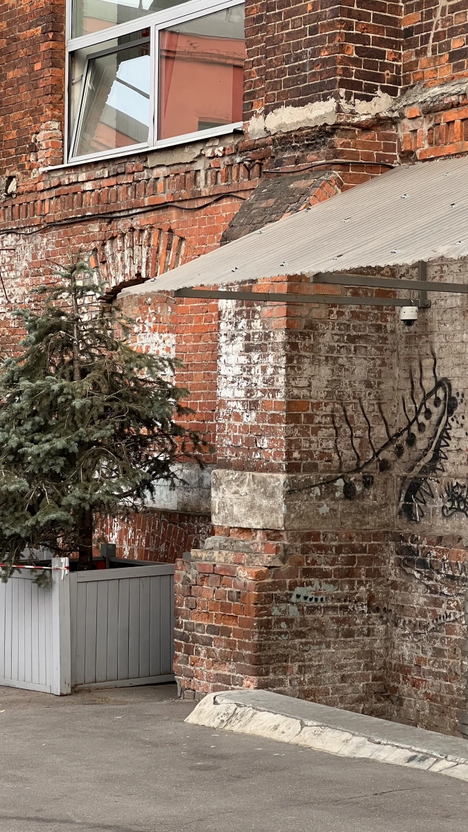 Старинное кирпичное строение на винзавод