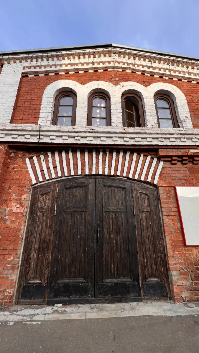 Аутентичные деревянные ворота на Винзаводе