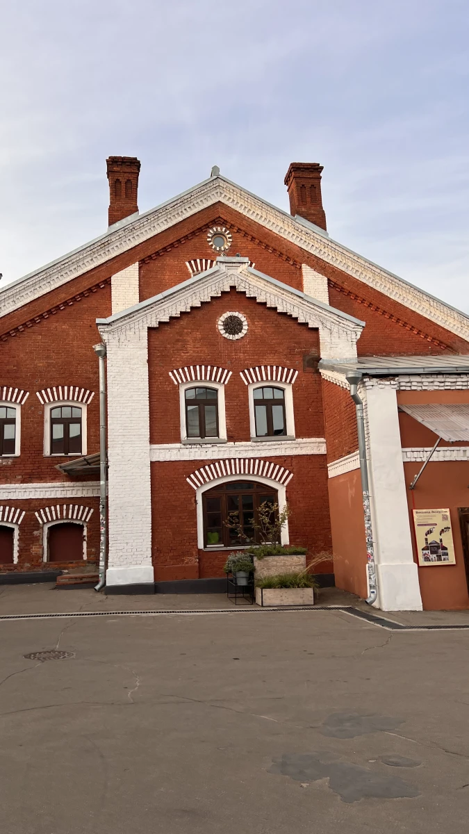 Красивый фасад с небольшим деревом