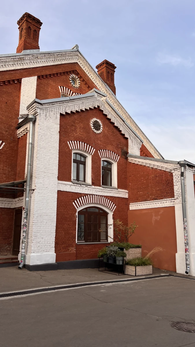 Красивый фасад с небольшим деревом