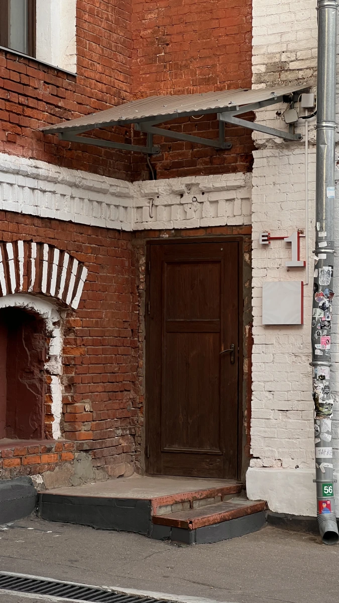 Красивый фасад с небольшим деревом