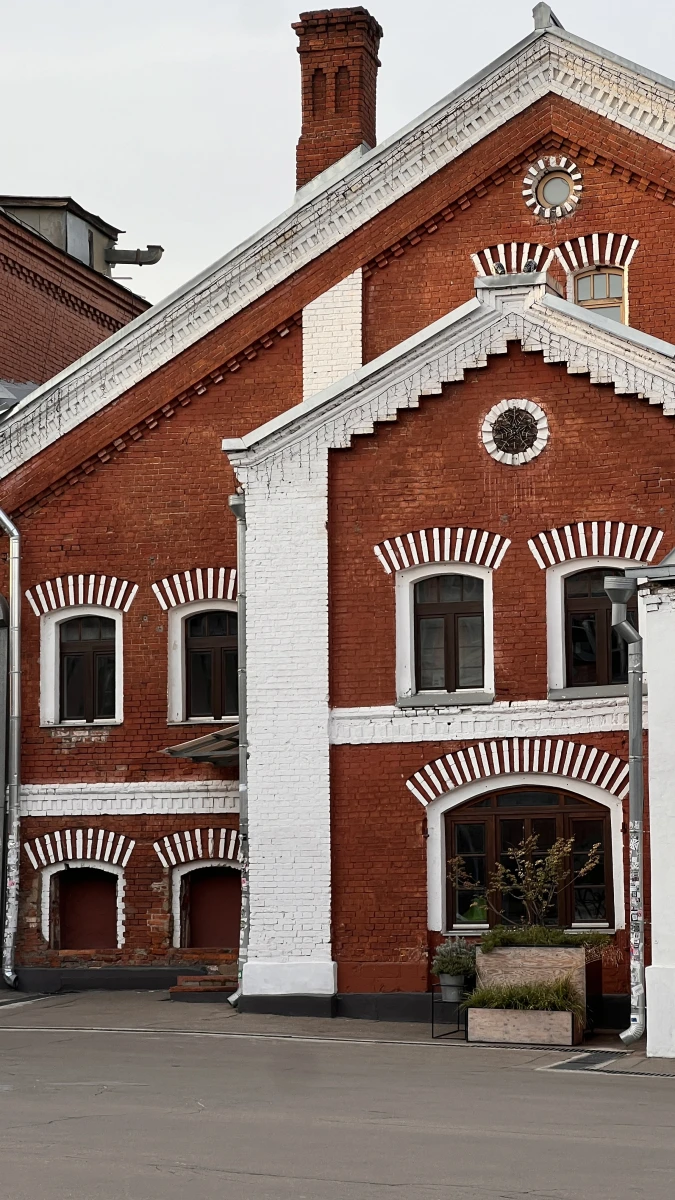 Красивый фасад с небольшим деревом