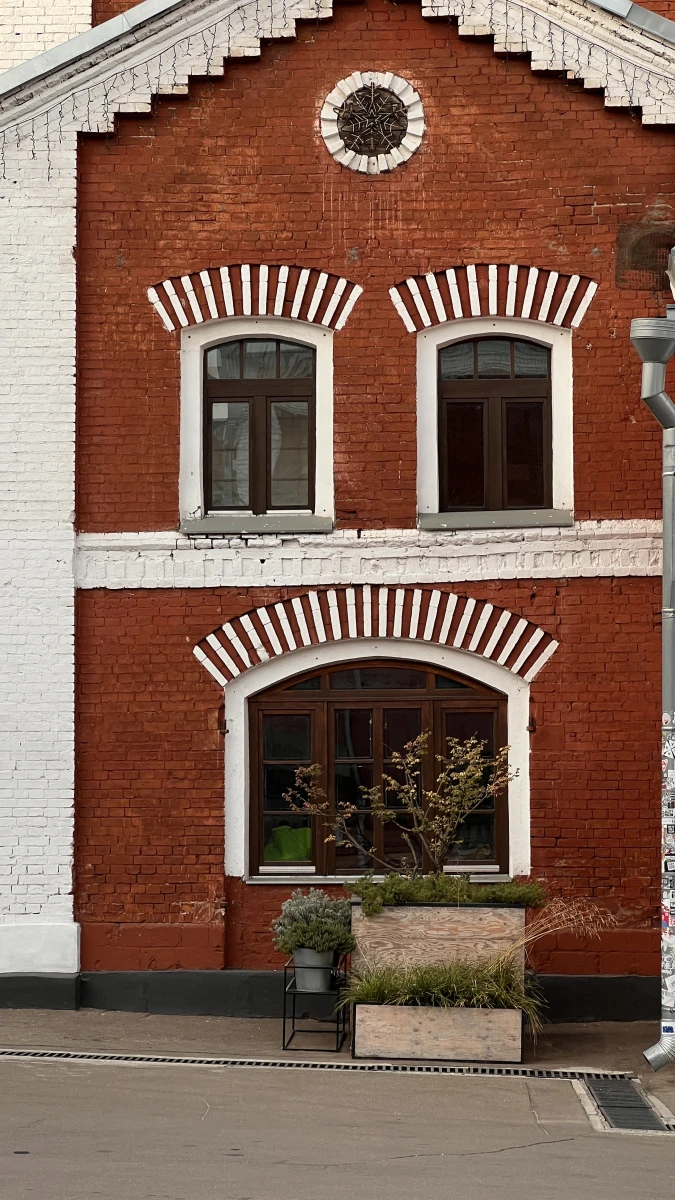 Красивый фасад с небольшим деревом