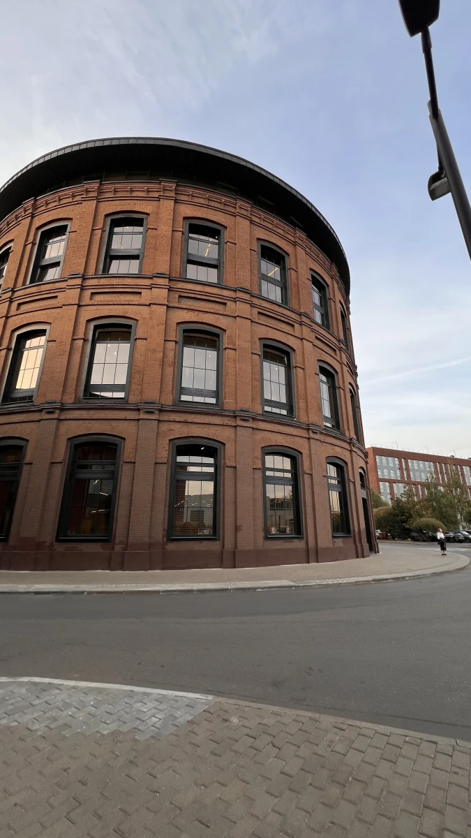 Кирпичный фасад полукруглого здания