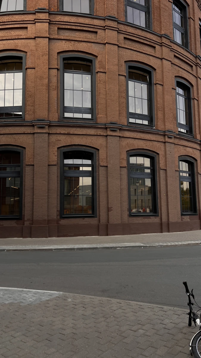 Кирпичный фасад полукруглого здания