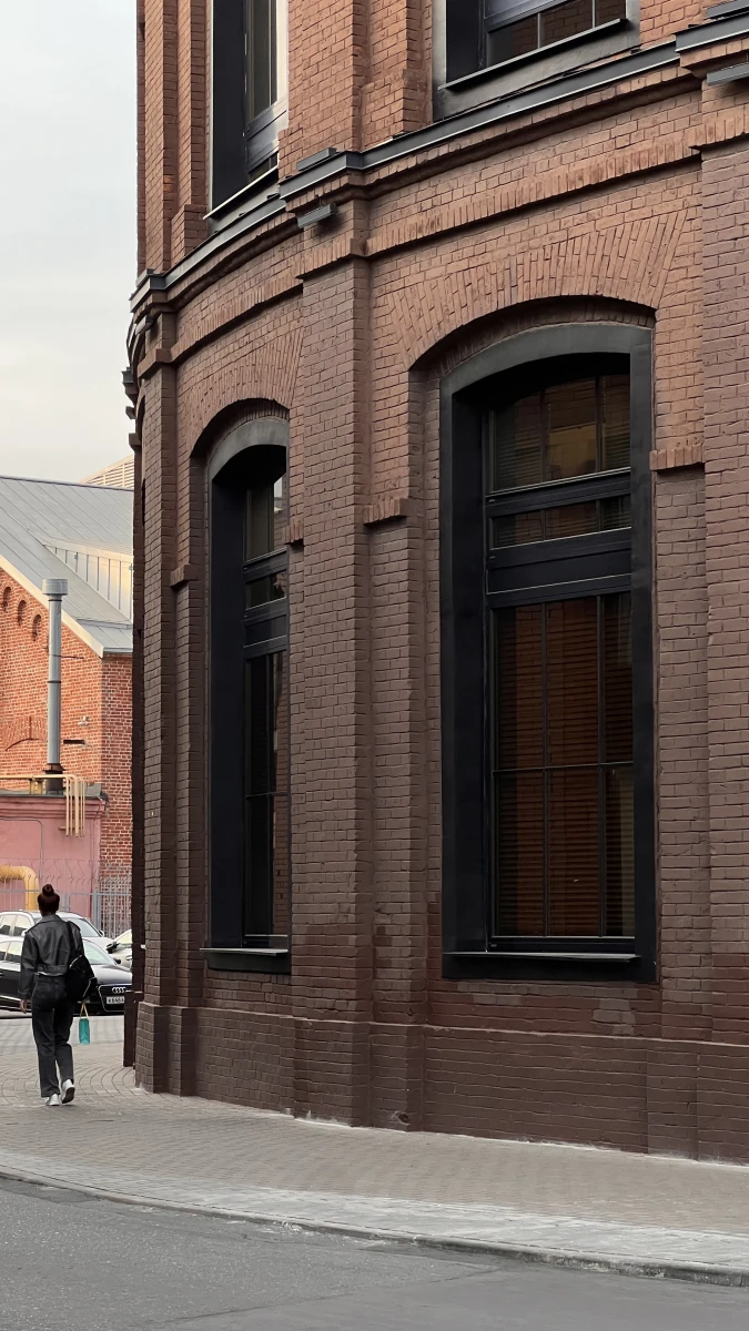 Кирпичный фасад полукруглого здания