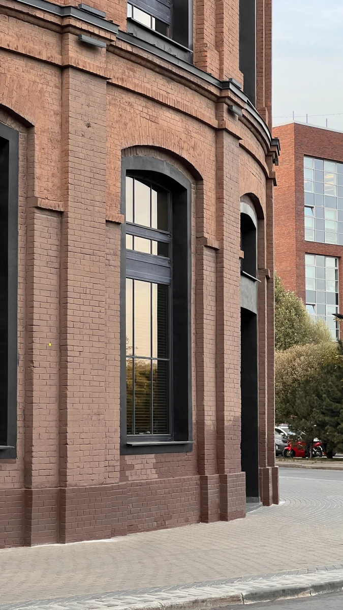 Кирпичный фасад полукруглого здания