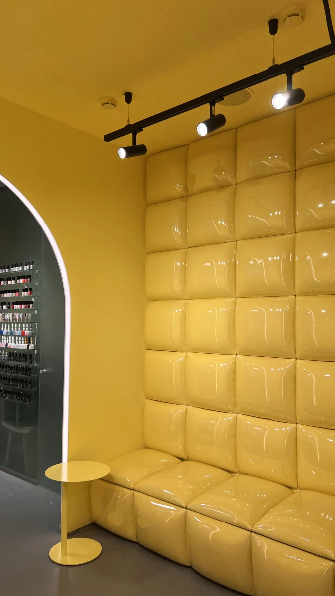 Желтая фотозона салона красоты