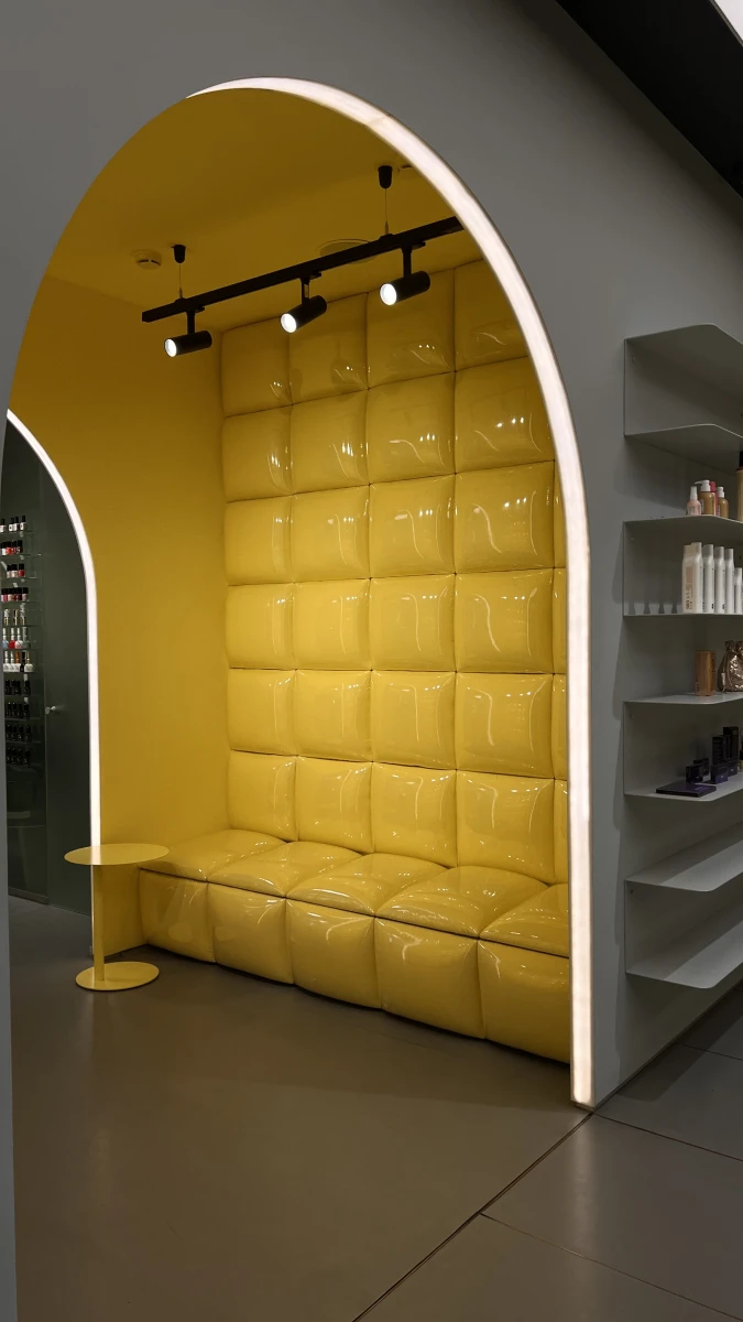 Желтая фотозона салона красоты