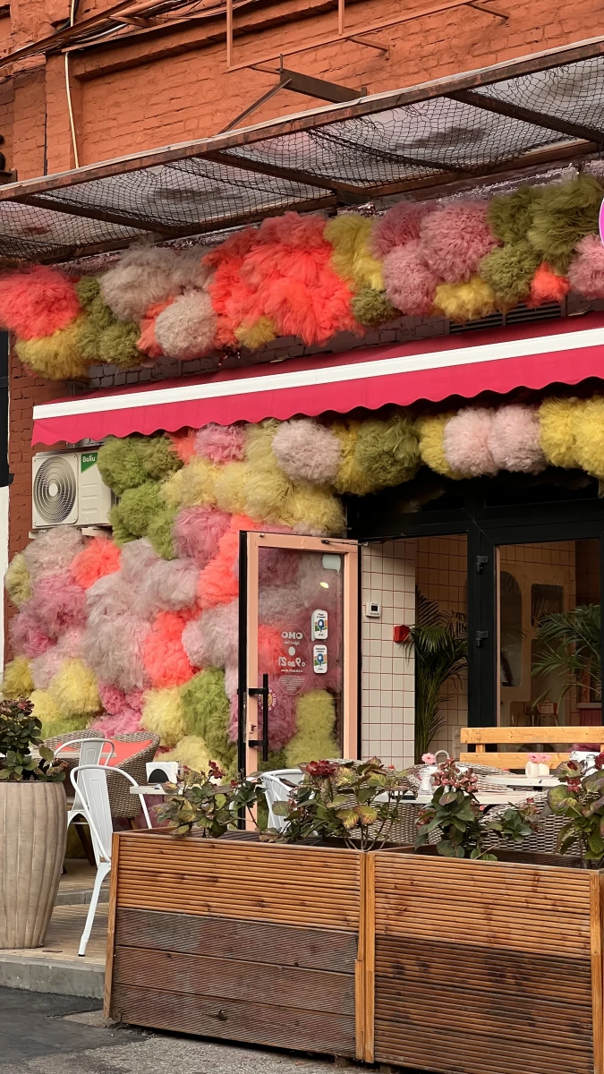 Пушистая фотозона кофейни