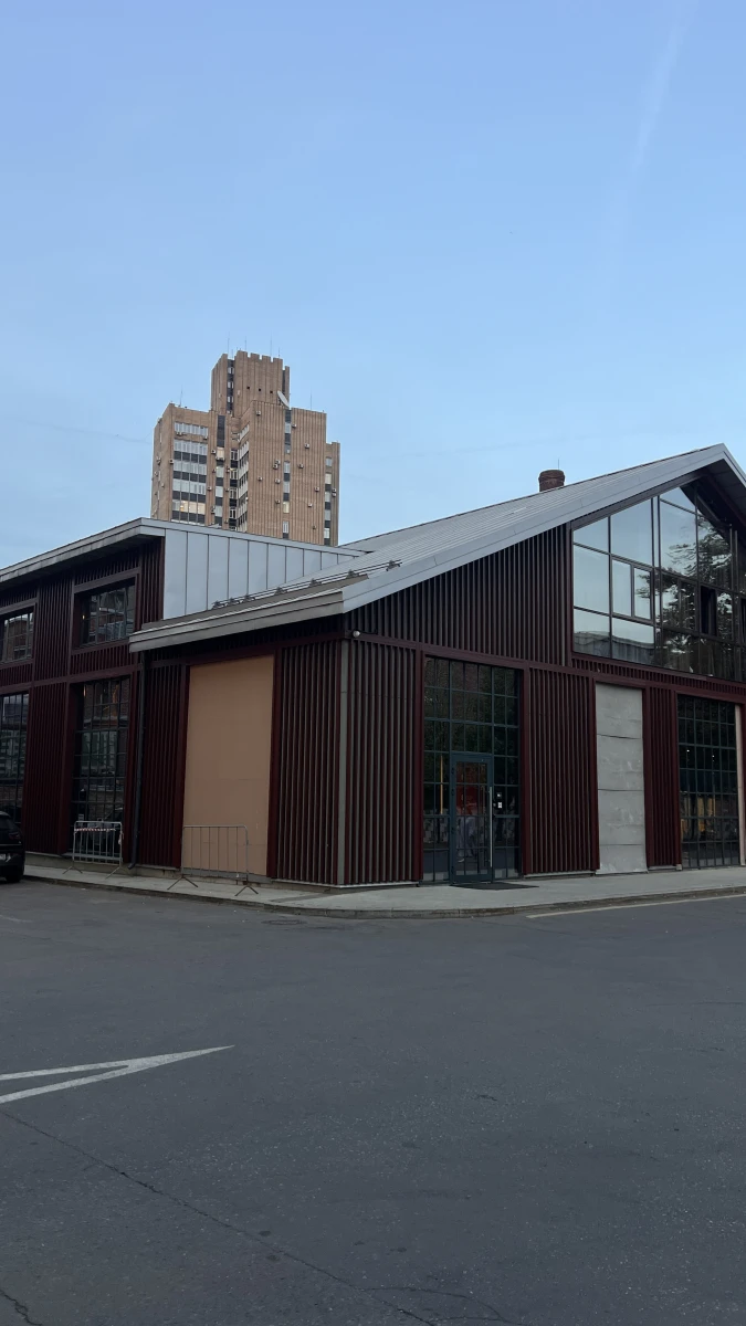 Минималистичный коричневый фасад из реек