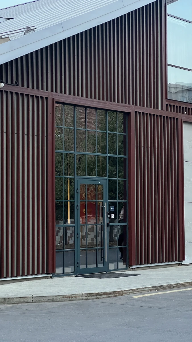 Минималистичный коричневый фасад из реек