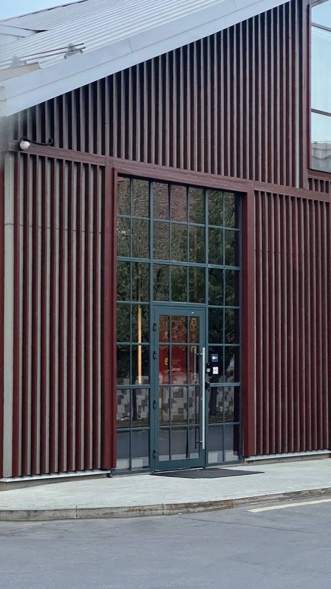 Минималистичный коричневый фасад из реек