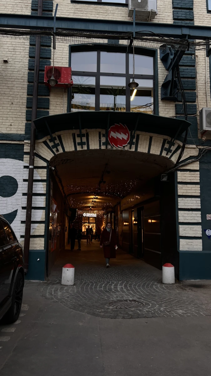 Темный лофтовый туннель в стиле старого Лондона