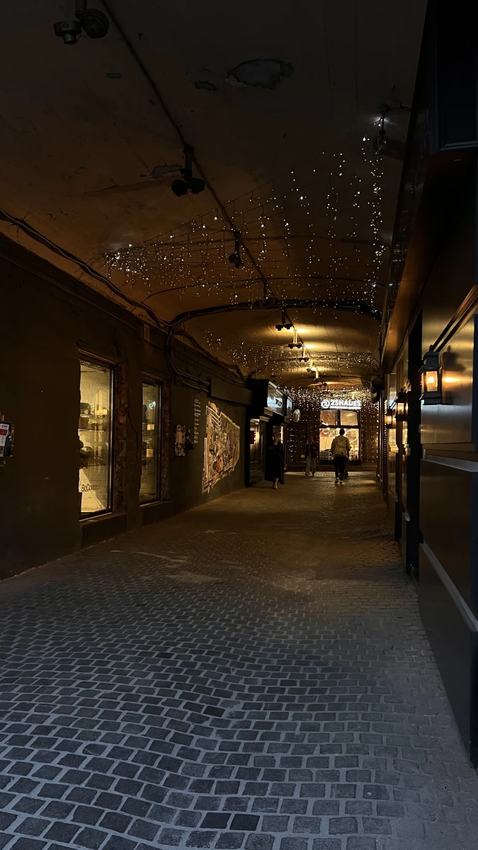 Темный лофтовый туннель в стиле старого Лондона