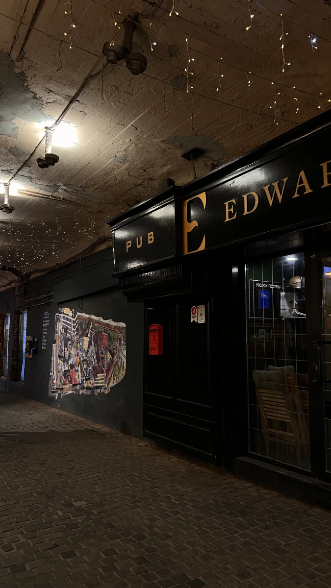 Темный лофтовый туннель в стиле старого Лондона