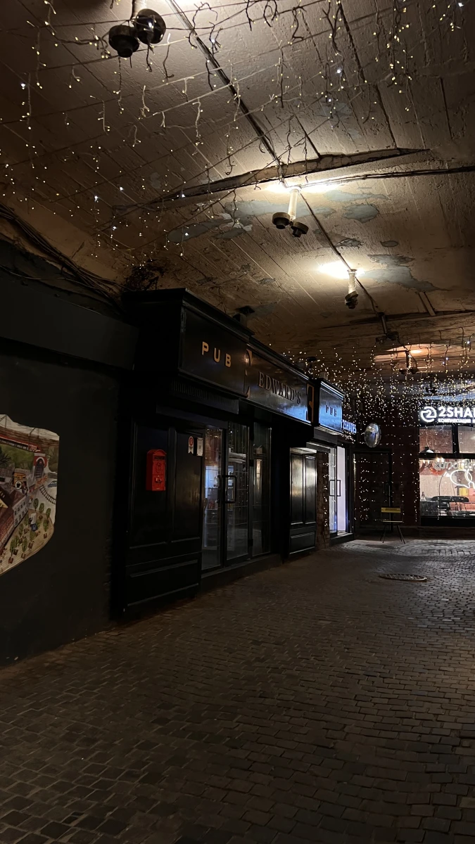 Темный лофтовый туннель в стиле старого Лондона