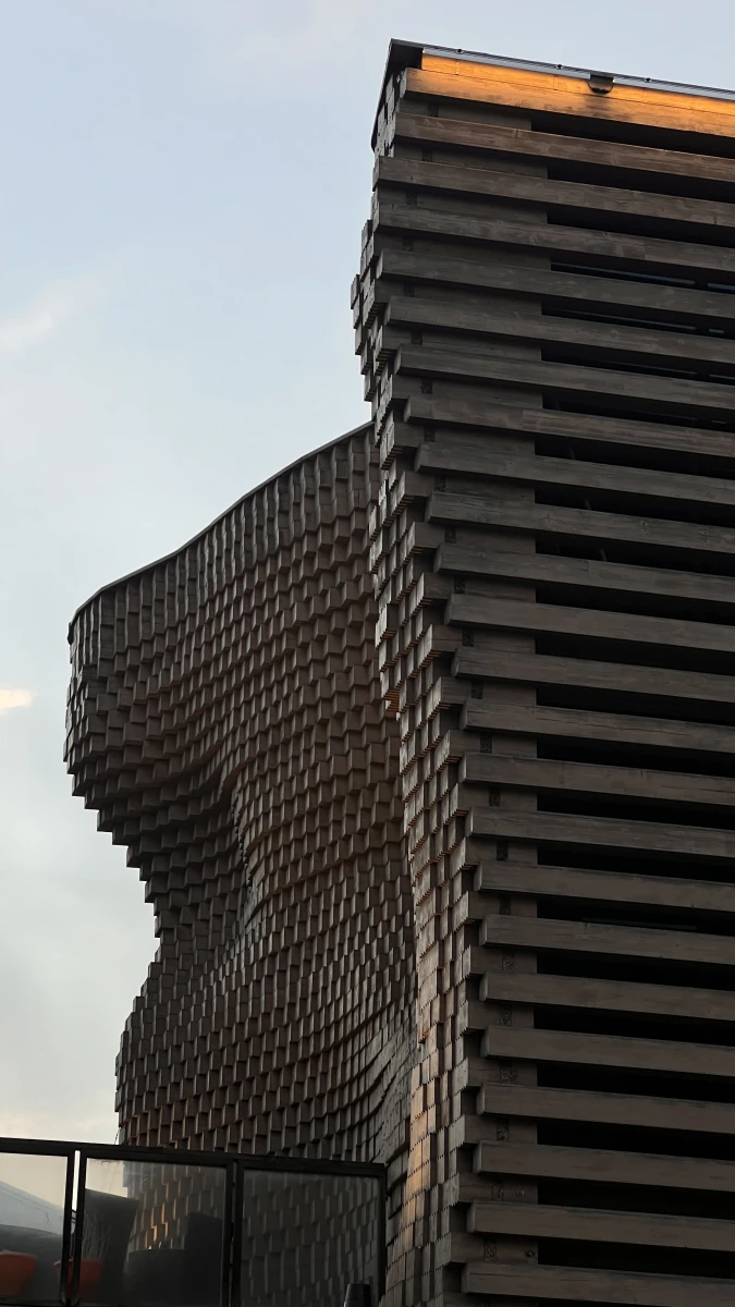 Необычный деревянный фасад здания на Артплее