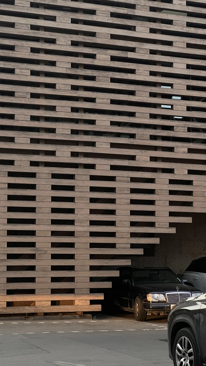 Необычный деревянный фасад здания на Артплее