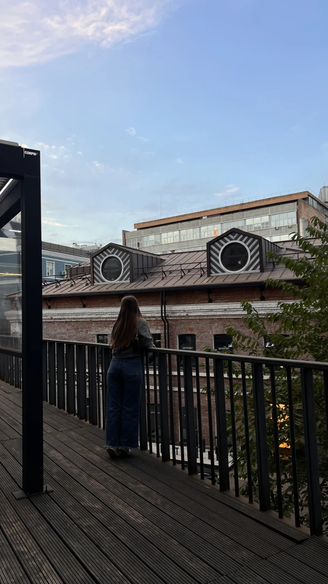 Мостик с видом на крыши с круглыми окнами