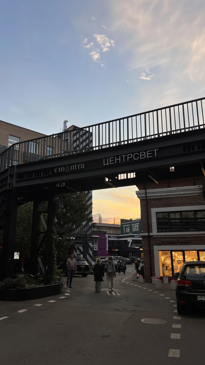 Мостик с видом на крыши с круглыми окнами